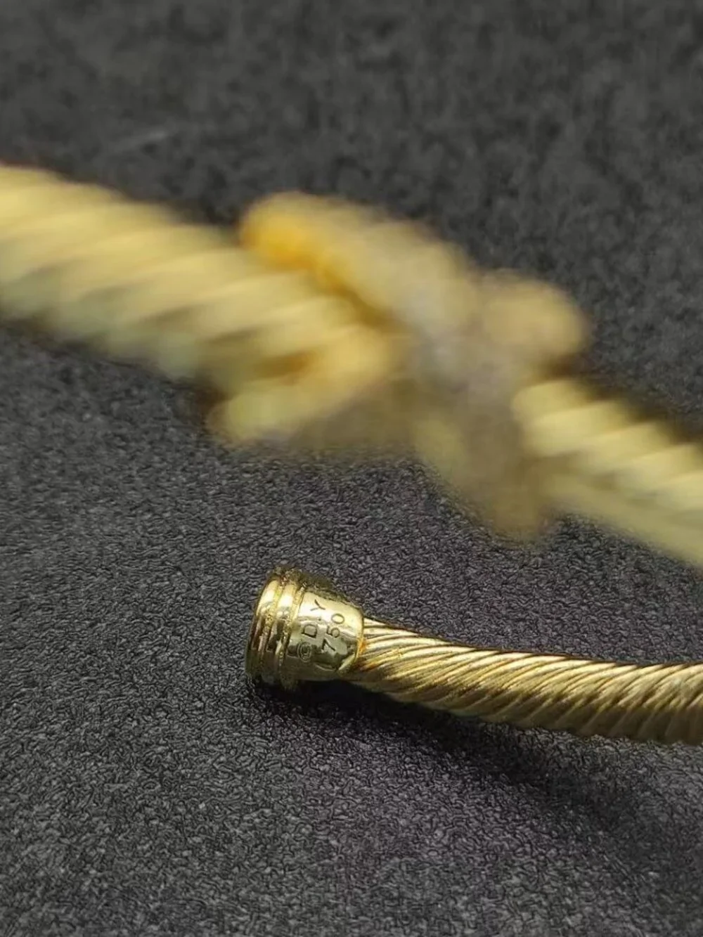 David Yurman's bracelet with a cross motif 4mm